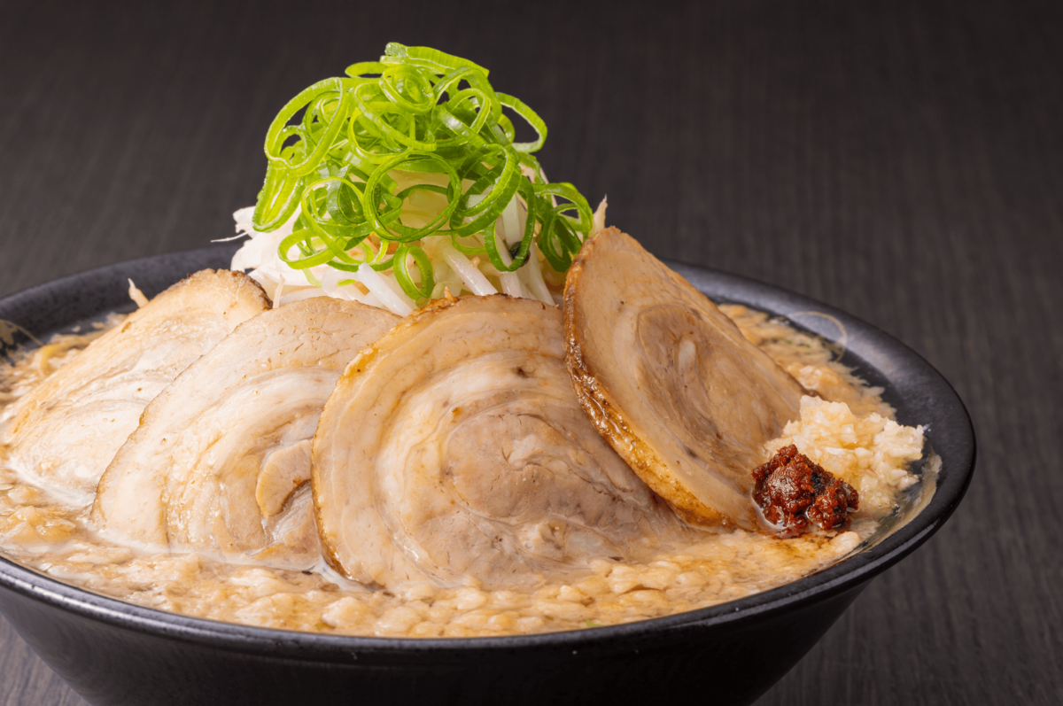 ラーメンを音を立ててすするのはマナー違反？