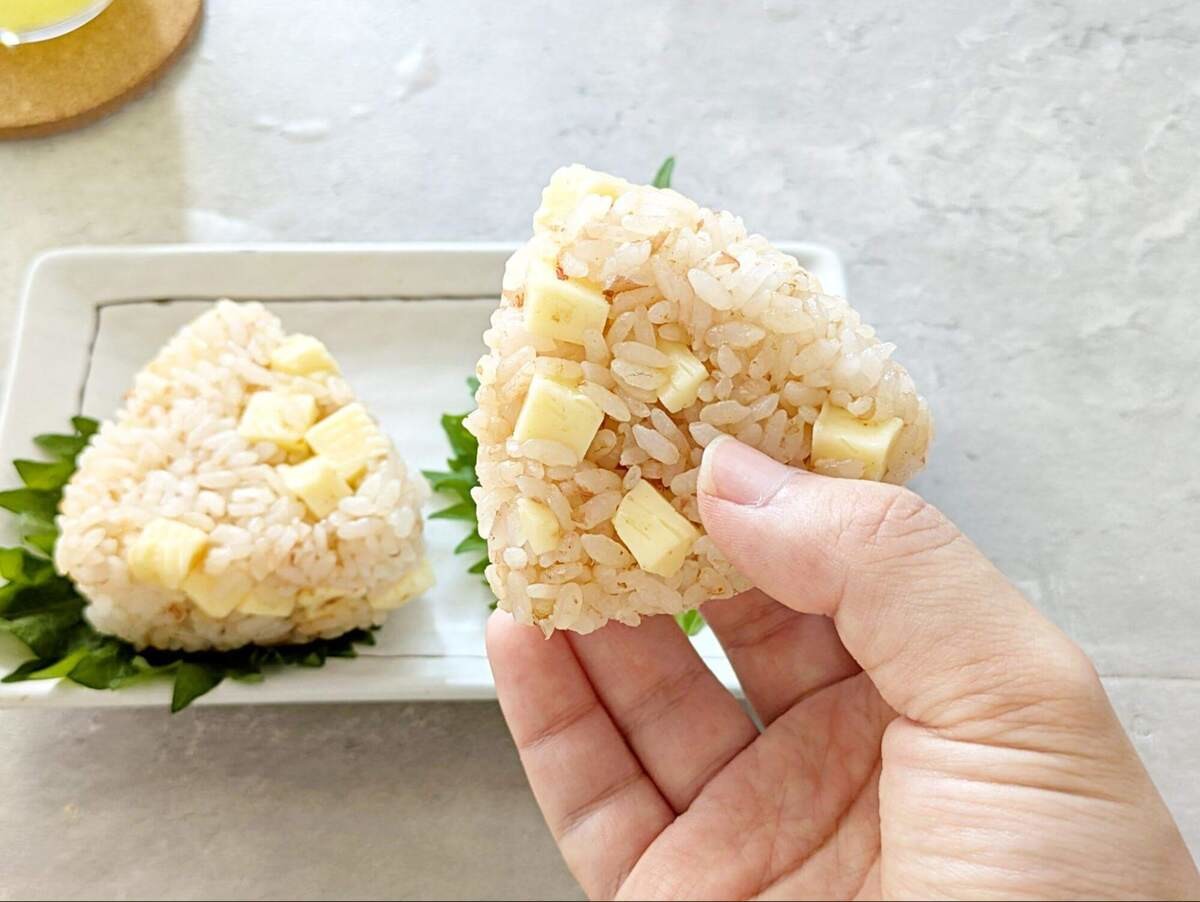 “管理栄養士”が警告【おにぎりのNG食べ方】