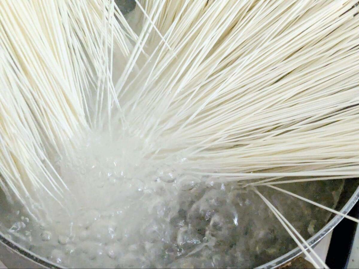 揖保乃糸®公式「サーモンとアボカドのそうめん」のレシピ