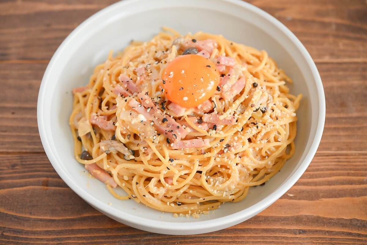 「厚切りベーコンときのこのぽん酢カルボナーラ風」