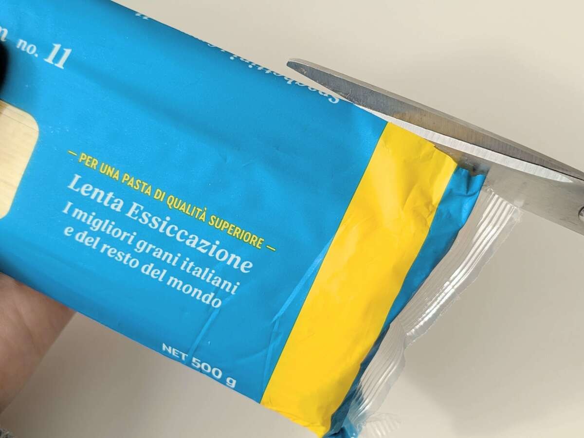 チャック無しでも中身が出ない裏ワザ