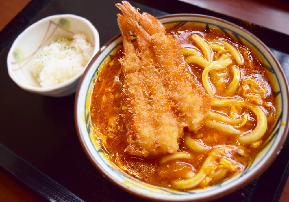 丸亀製麺「海老カツトマたまカレーうどん（ひと口ごはん付き）」