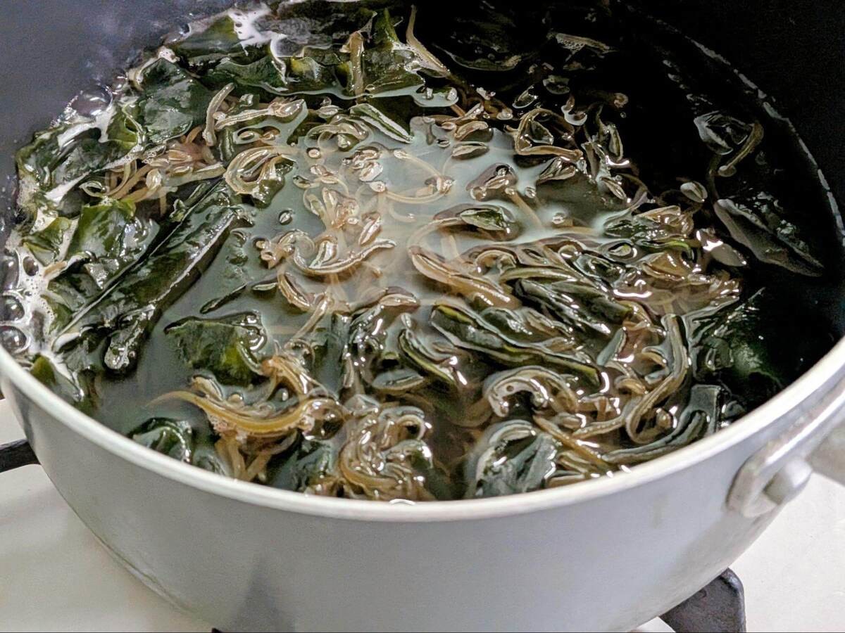 有賀薫さん「ピリ辛海藻の美腸スープ」