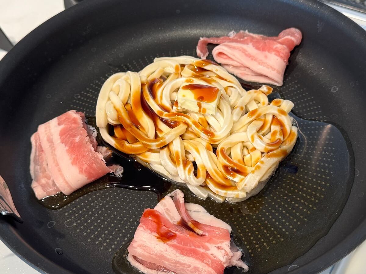 りゅうさん「豚バラのコク旨バターうどん」のレシピ