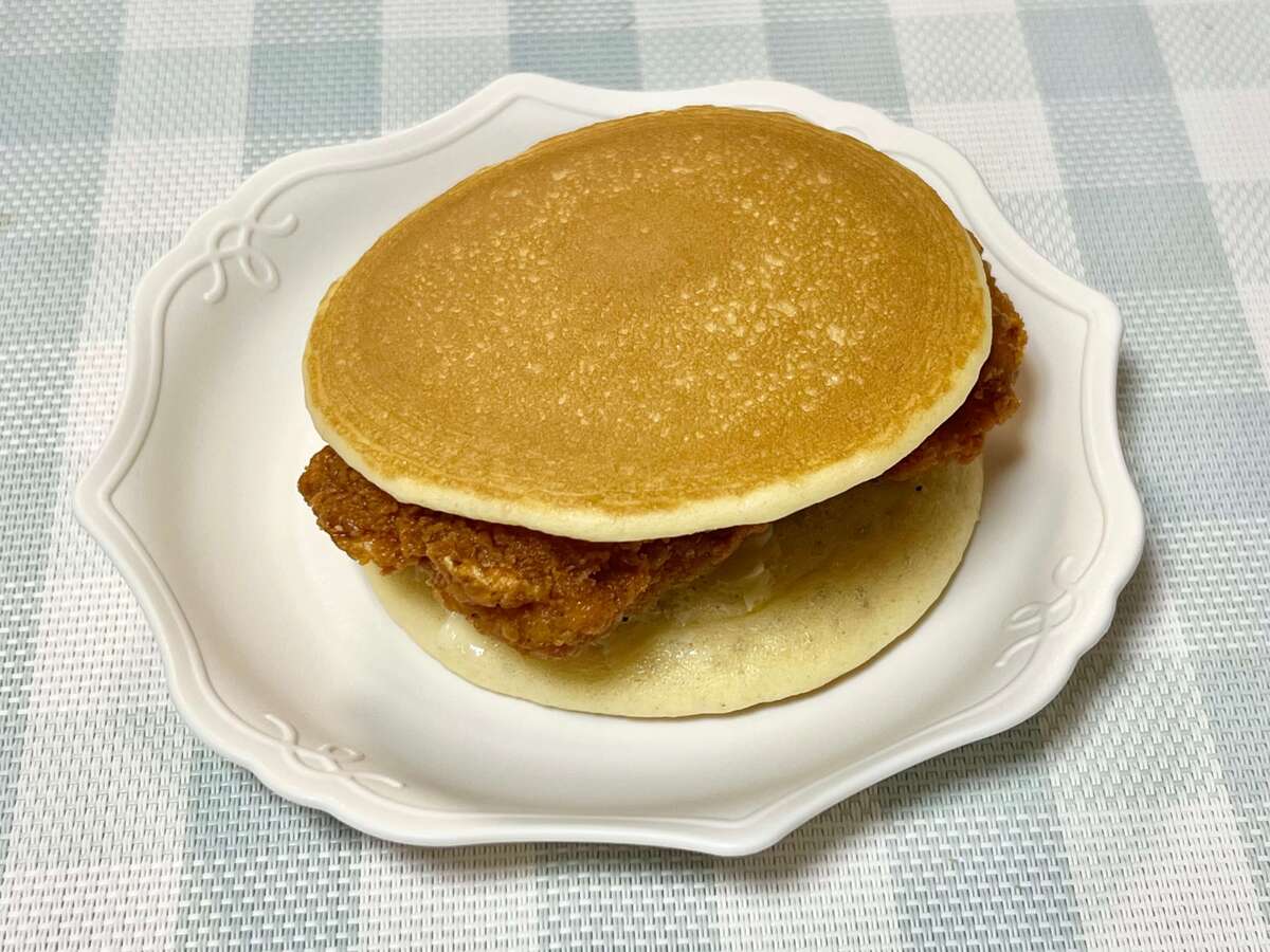 ファミチキをホットケーキでサンド！？