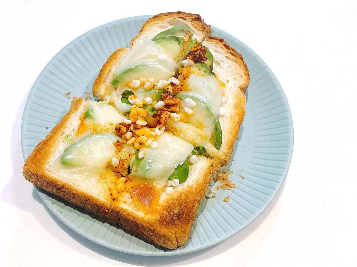 「アボカドチーズ食べるラー油天かすトースト」のレシピ