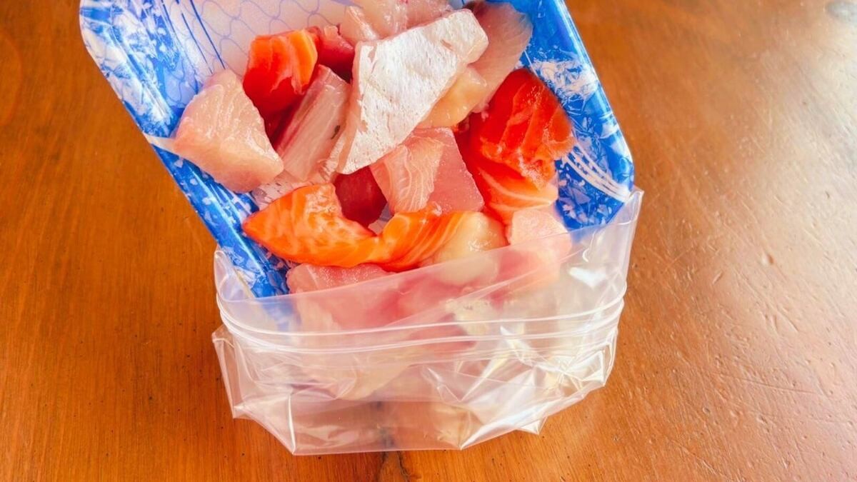 「端切れ刺身のにんにく塩昆布漬け」のレシピ