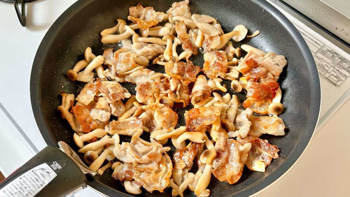 豚バラとしめじのにんにくポン酢炒め