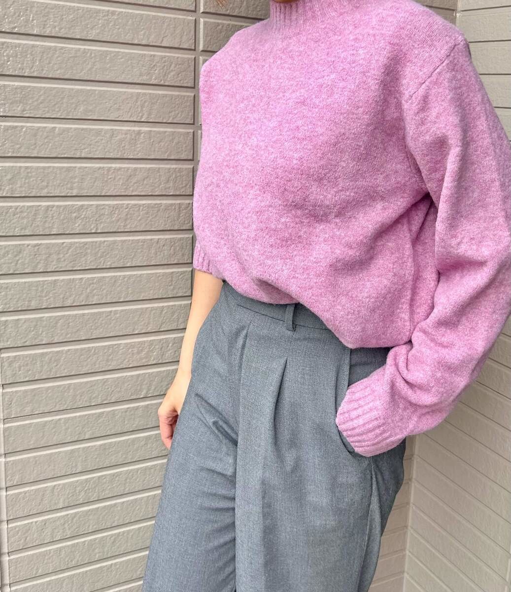 「スフレヤーンクルーネックセーター」