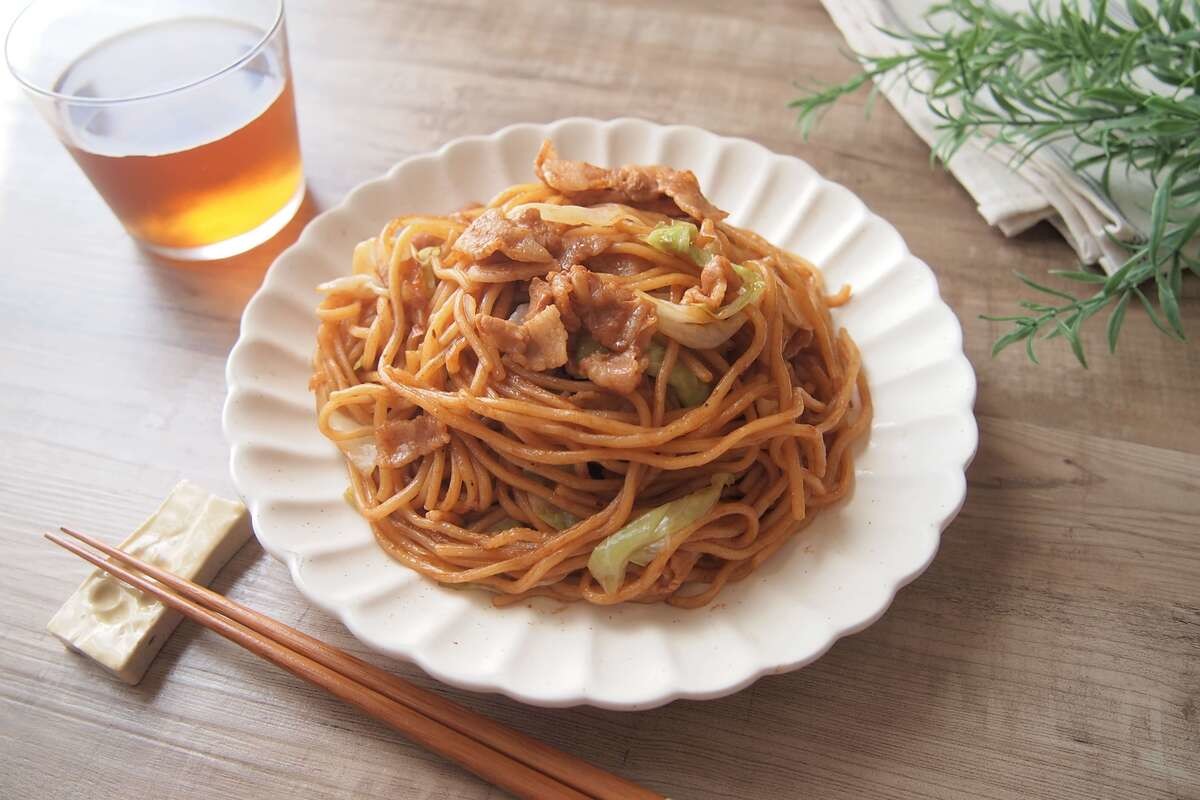 菰田欣也さん「豚肉とキャベツの焼きそば」のレシピ