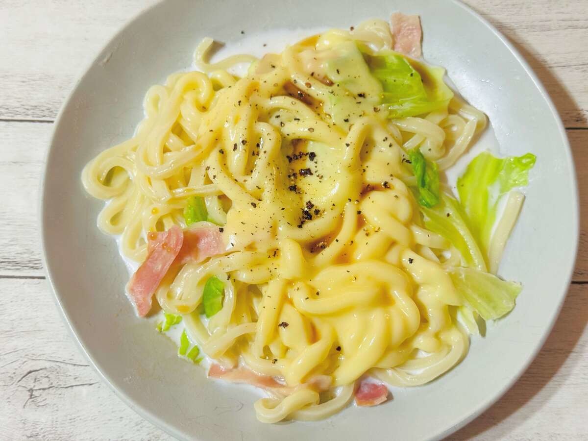 山本ゆりさんレシピ『キャベツとベーコンのチーズうどん』