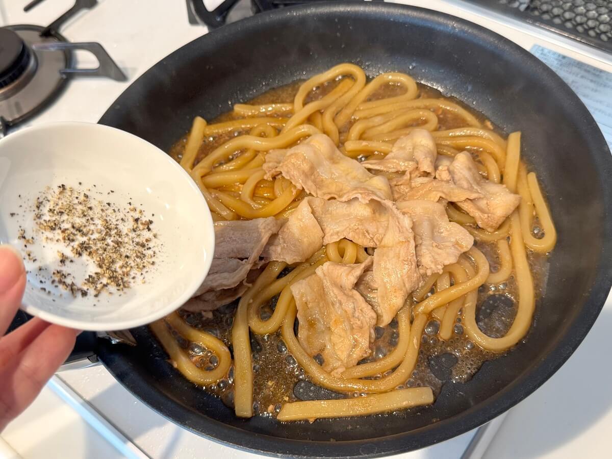 りゅうさん「豚バラのコク旨バターうどん」のレシピ