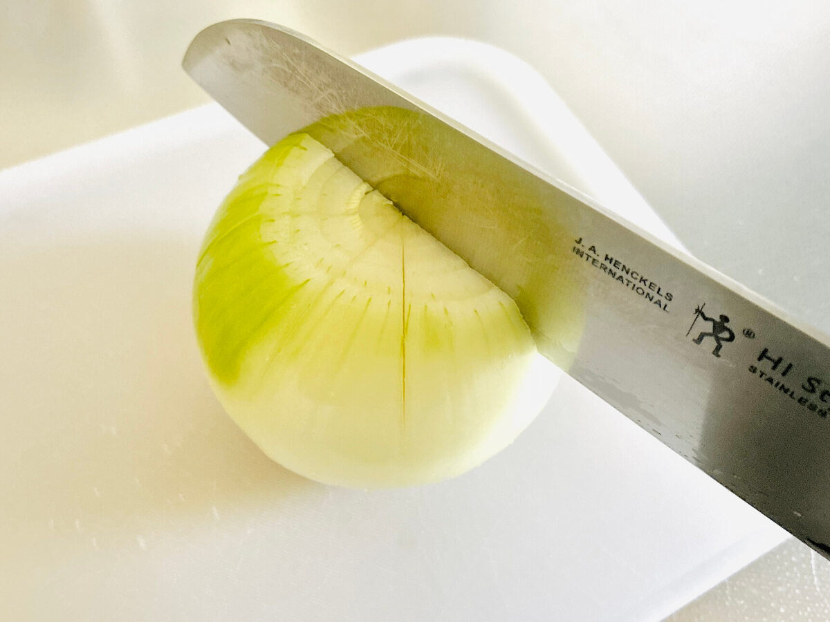 サンドウィッチマン＆芦田愛菜の博士ちゃん「玉ねぎ丸ごと炊き込みご飯」のレシピ