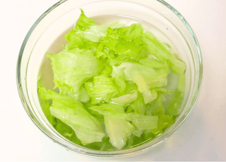 「鶏むね肉の冷しゃぶ風・梅香味野菜ダレ」のレシピ