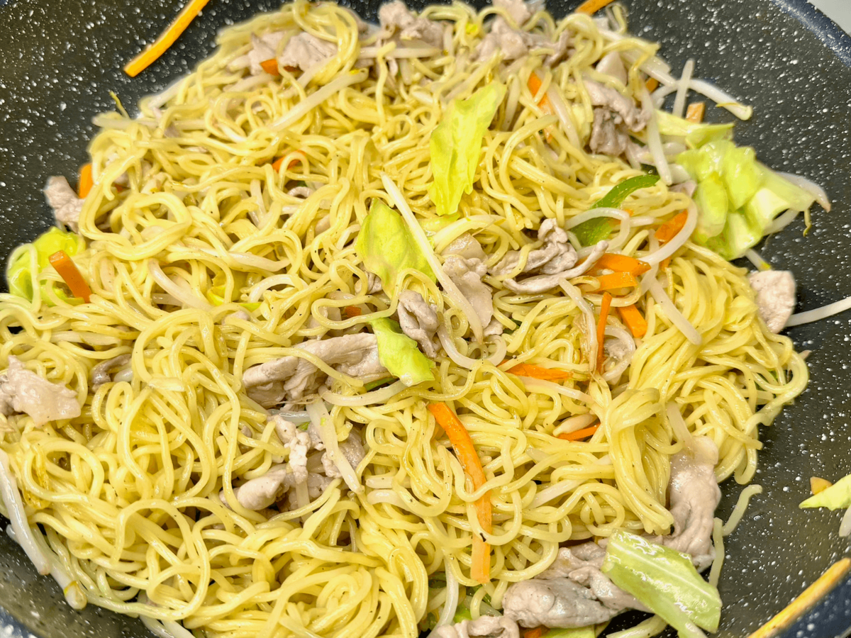 「焼きそばがベチャつく…」原因はこれ【作り方のコツとは】