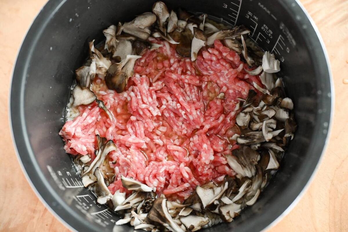豚ひき肉とまいたけの炊き込みごはん