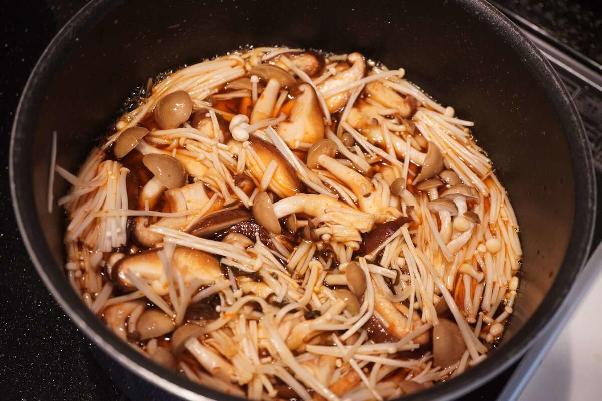 笠原将弘さん「豚バラしゃぶしゃぶキノコダレ」