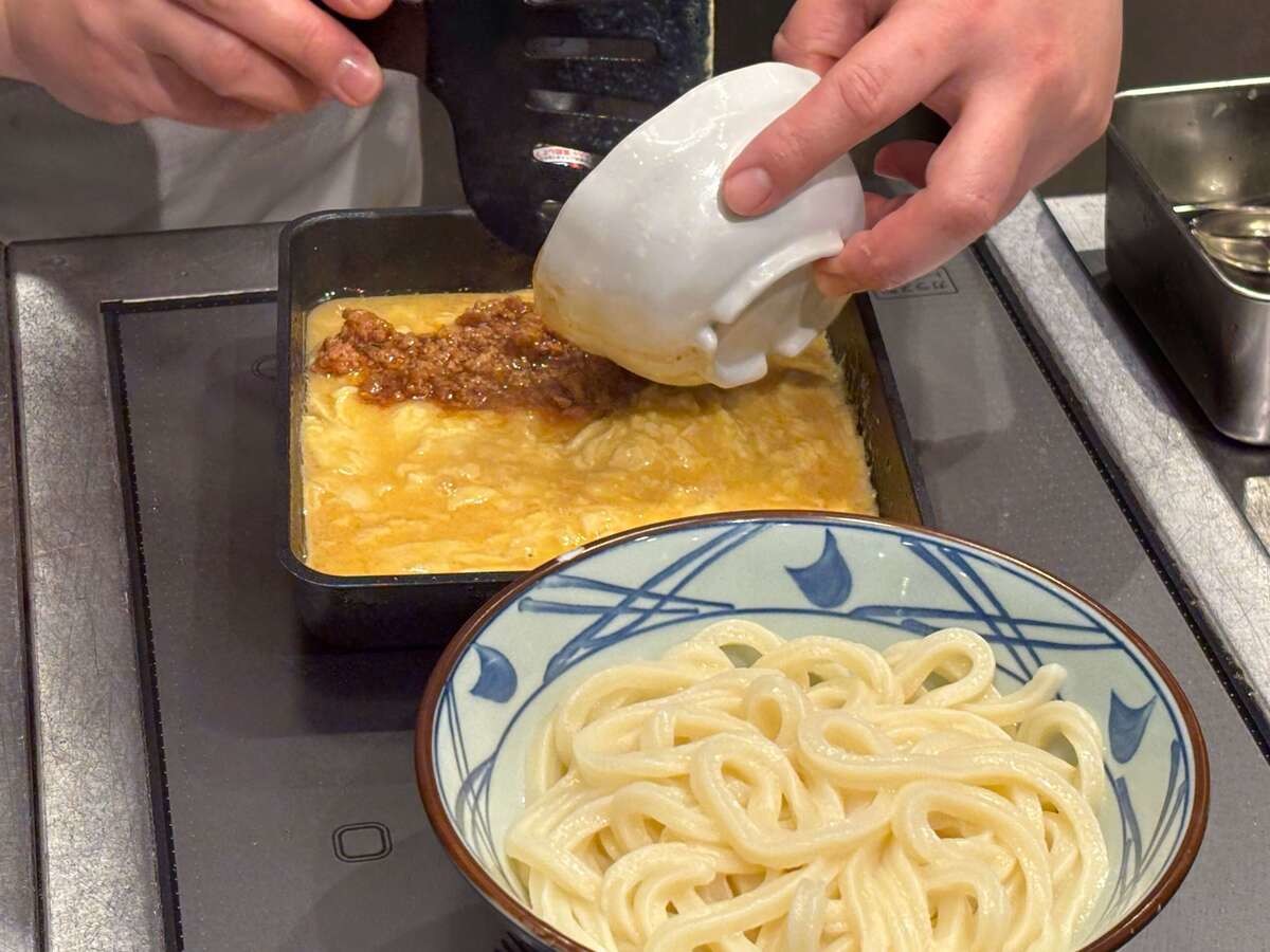 丸亀製麺「だし玉肉づつみうどん 並（税込890円）」