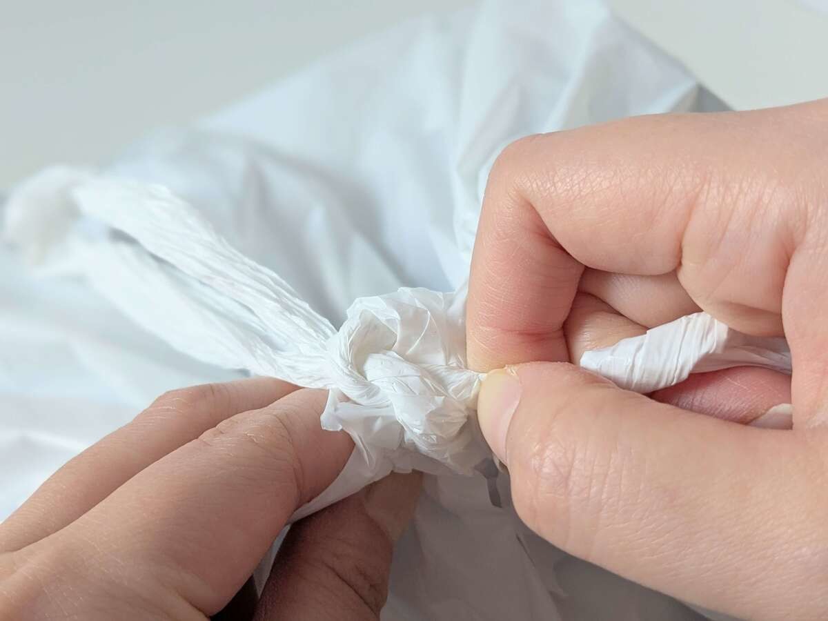 ガチガチに結ばれた紐を一瞬でほどく裏ワザ