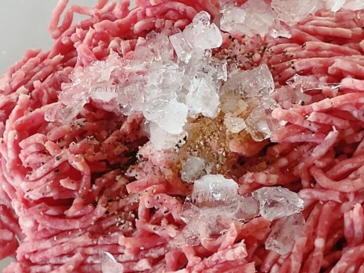 ハンバーグに氷(クラッシュアイス)を入れて焼くレシピ