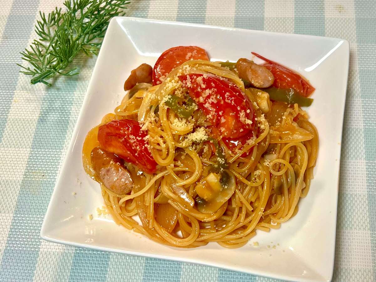 カゴメ公式「フライパンひとつで！フレッシュトマトのナポリタン」のレシピ