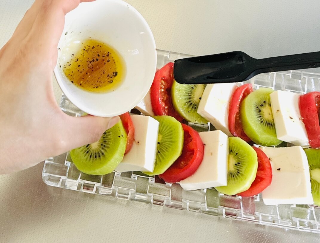 キウイ・トマト・豆腐のカプレーゼ