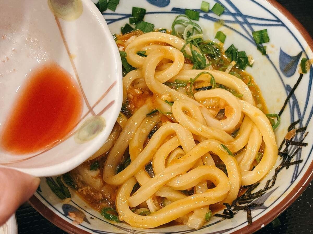 【丸亀製麺】注目の新作「肉辛まぜうどん」を実食レビュー
