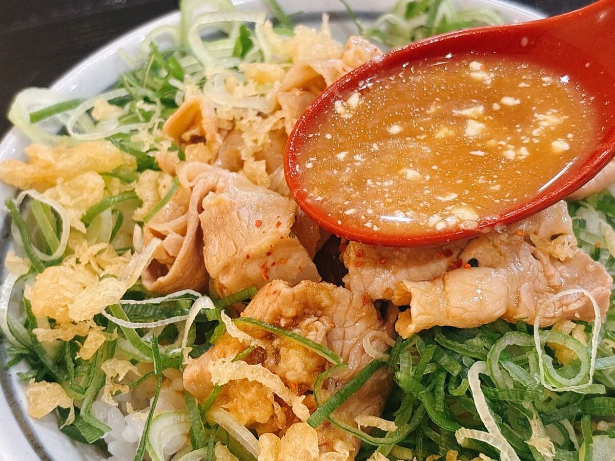 丸亀製麺「こく旨豚玉ぶっかけ 並（税込890円）