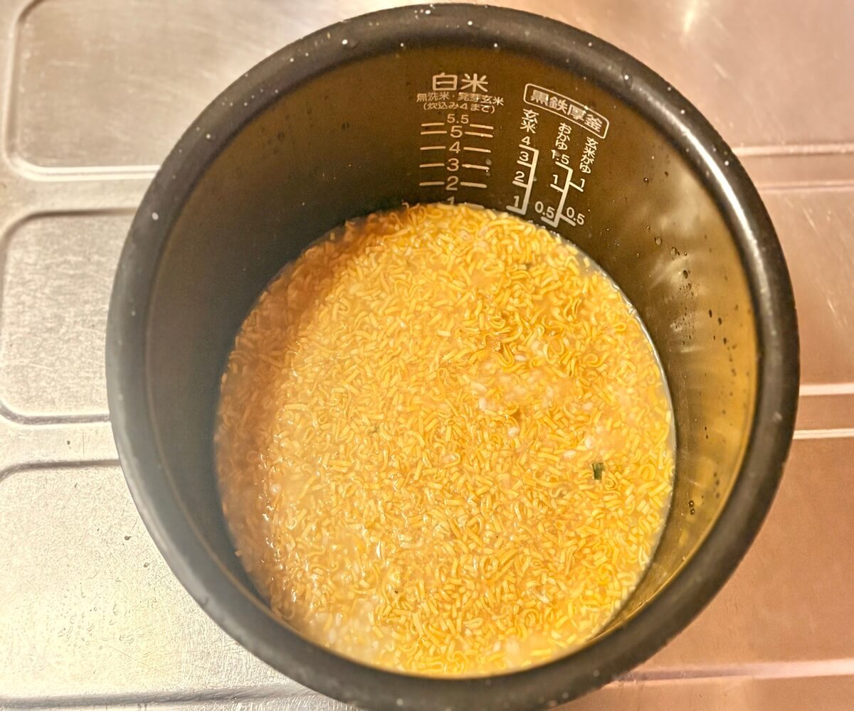 炊飯器で簡単!カップヌードルで作るシーフードピラフ