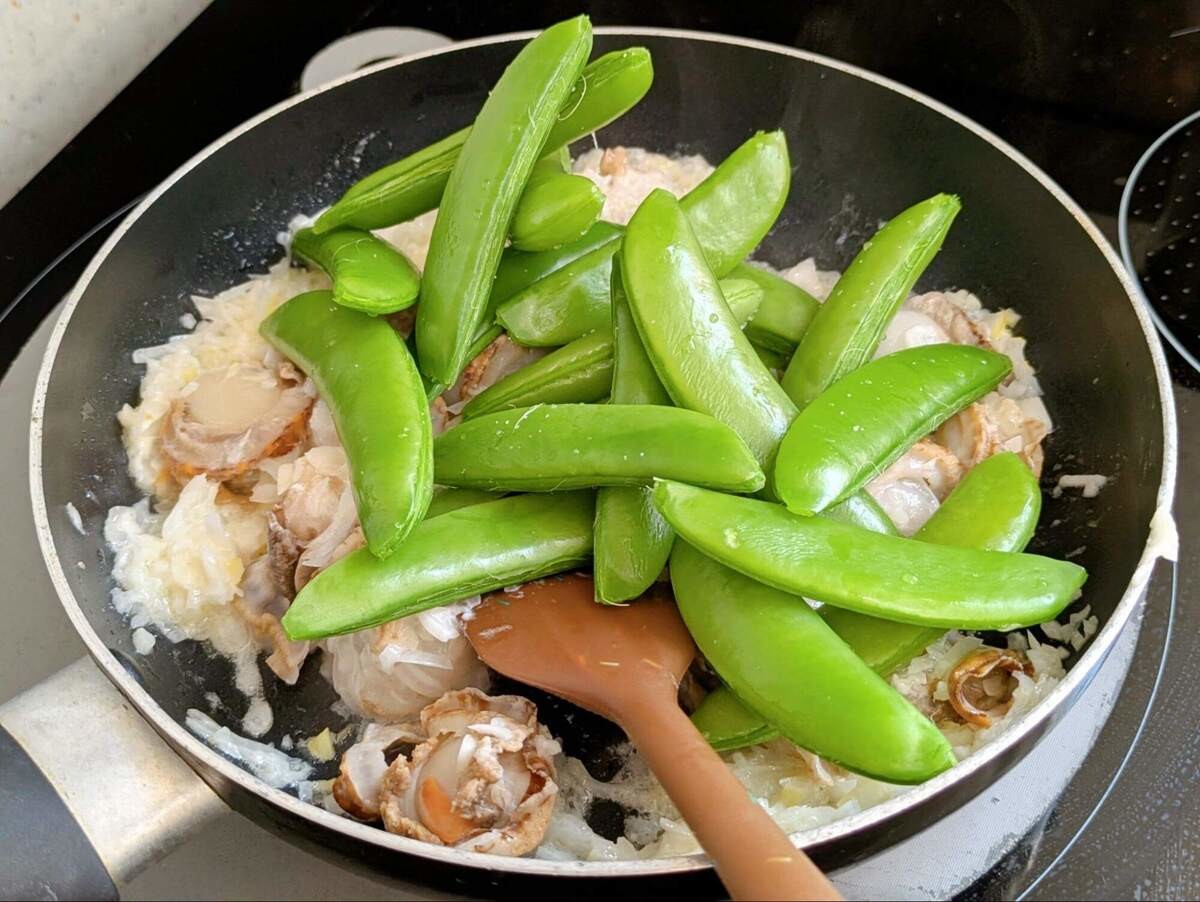 スナップエンドウとホタテのバター炒め