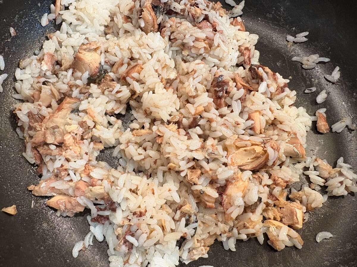 「水なしで作るサバ缶焼飯」