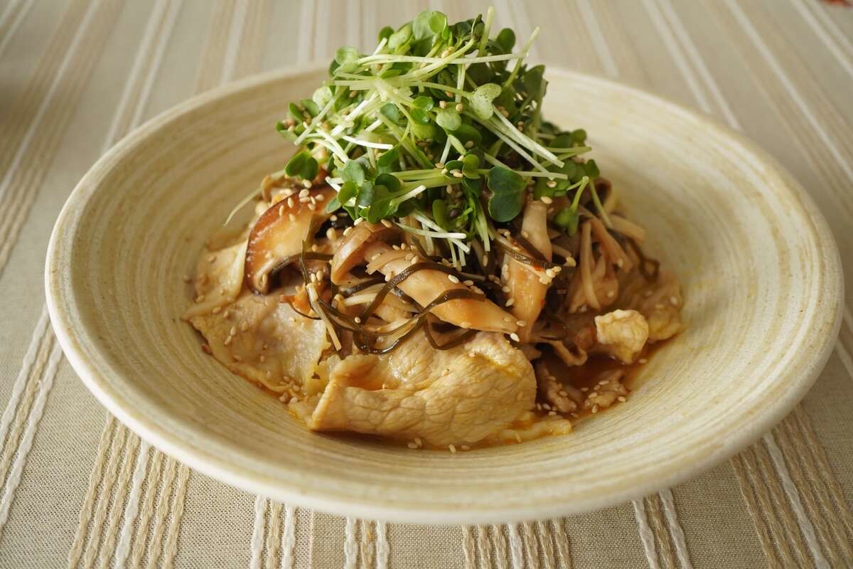 笠原将弘さん「豚バラしゃぶしゃぶキノコダレ」