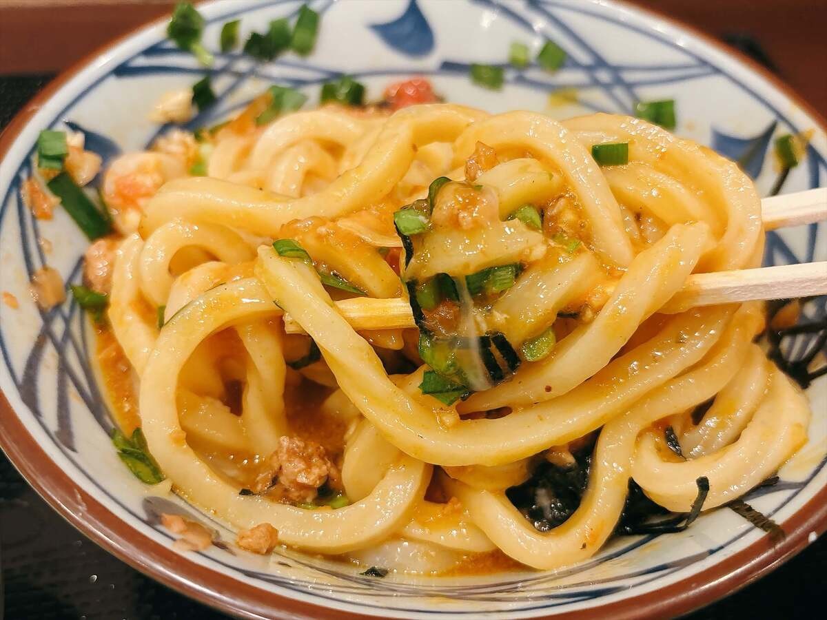 【丸亀製麺】注目の新作「肉辛まぜうどん」を実食レビュー