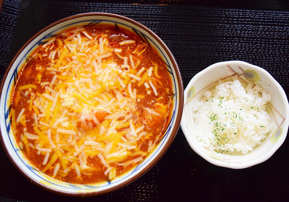 丸亀製麺「とろける3種のチーズトマたまカレーうどん（ひと口ごはん付き）」