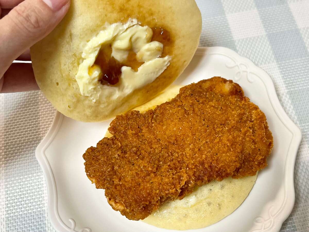 ファミチキをホットケーキでサンド！？
