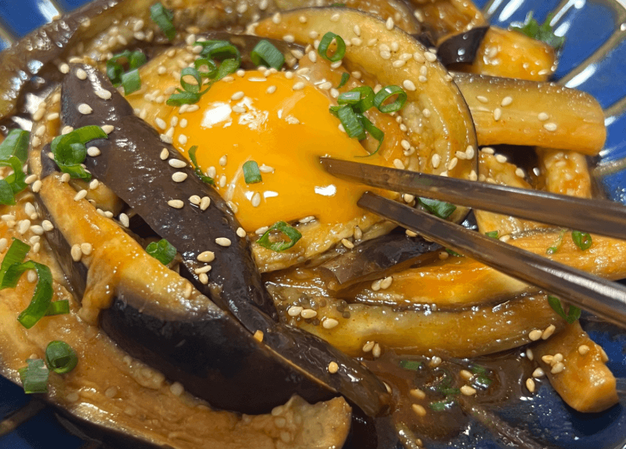 レンジで完結できちゃう♡「なすのピリ辛ユッケ風」