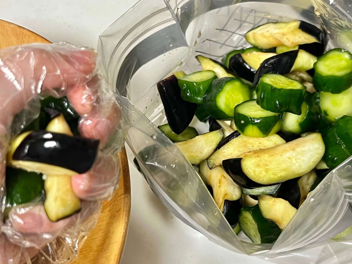 papa's cookingさん「胡瓜と茄子のやみつきポリポリ漬け」のレシピ