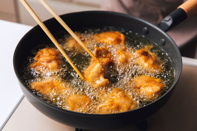 なぜ家庭の唐揚げは“べちゃっと”しやすい？