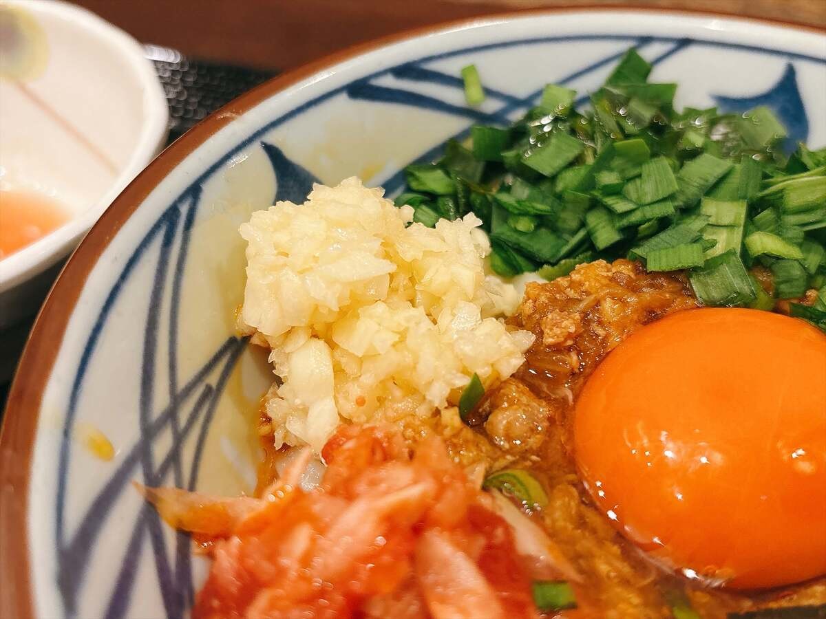 【丸亀製麺】注目の新作「肉辛まぜうどん」を実食レビュー