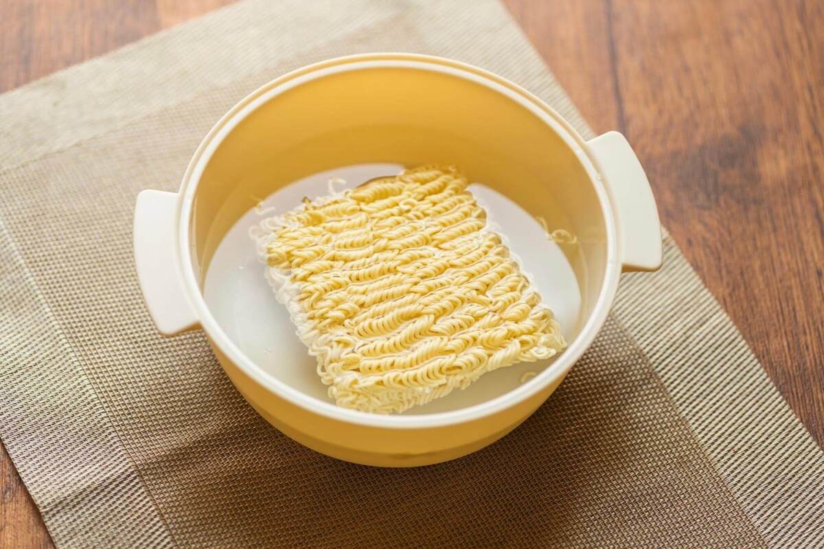 ザル付きでさらに進化！電子レンジで簡単にラーメン調理