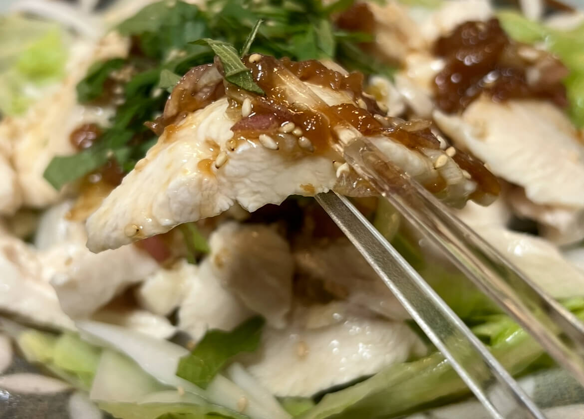 「鶏むね肉の冷しゃぶ風・梅香味野菜ダレ」のレシピ