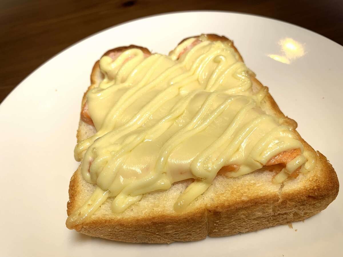 TV番組で話題【食パンアレンジ人気レシピ】刺身を乗せて焼く「サーモン