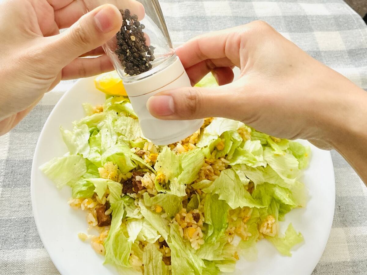 冷凍炒飯のアレンジ「レタス＆レモン」