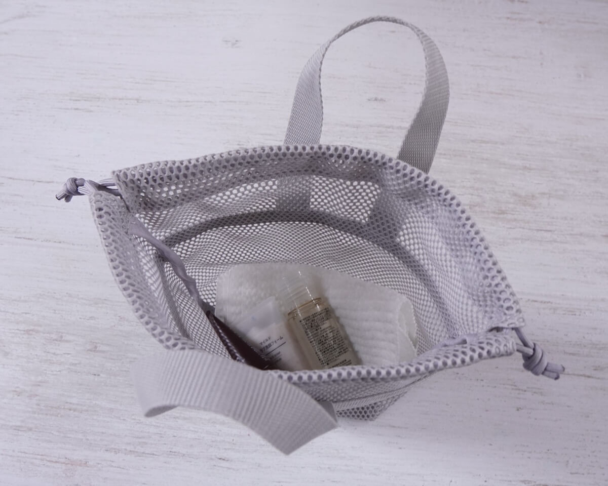 無印良品の「立体メッシュ 持ち手付き巾着」