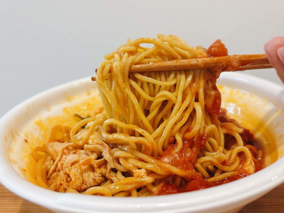 セブンイレブン「チリトマトチーズラーメン（税込594円）」