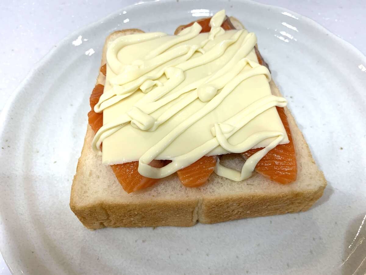 TV番組で話題【食パンアレンジ人気レシピ】刺身を乗せて焼く「サーモン