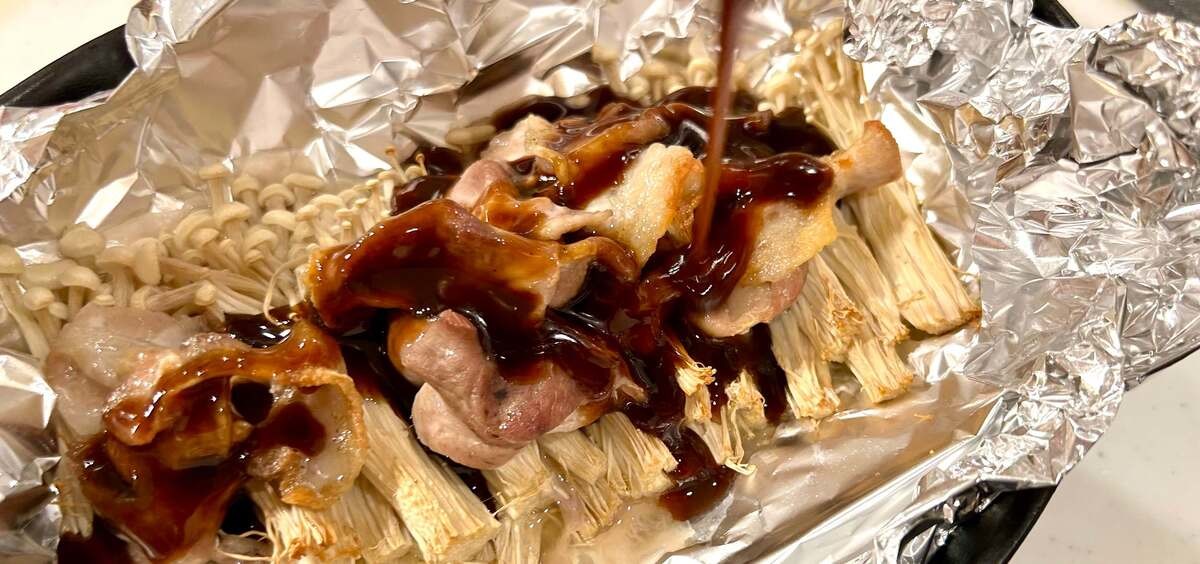 オタフク公式「秒でごちそう 豚とえのきのホイル焼き」