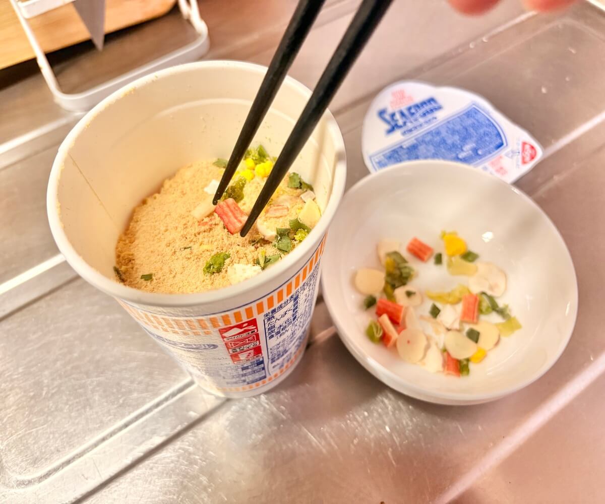 炊飯器で簡単!カップヌードルで作るシーフードピラフ