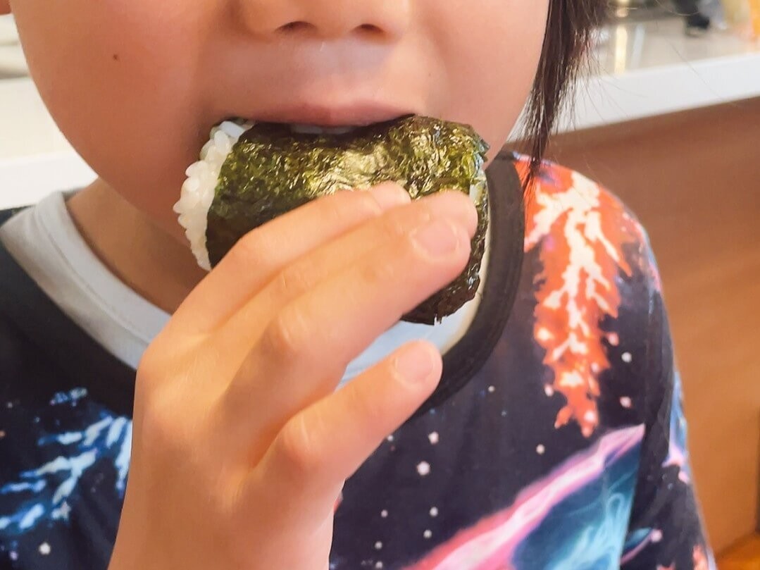 おにぎりの海苔が食べやすくなる裏技