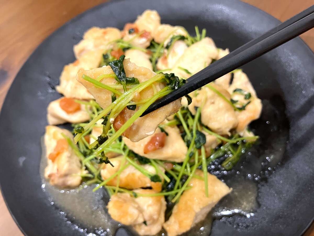 牛尾理恵さん「鶏むね肉の梅豆苗炒め」